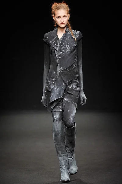 Look 16